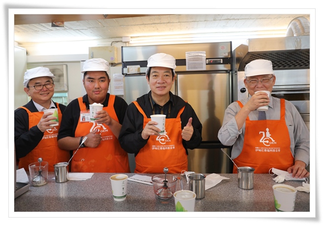 副总统与庇护员工一同制作饼干及拿铁咖啡，体验学习如何打奶泡、做出完美的拿铁咖啡。