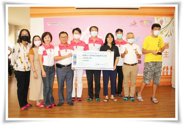 北区扶轮社社长李雨苍及社友共同捐赠十万元支票给伊甸