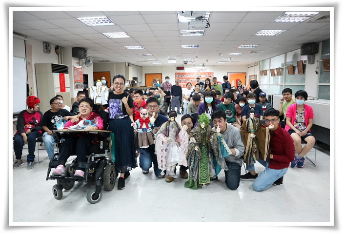 霹雳国际带来许多尊布袋戏偶到现场表演，与其他身障学员互动交流。