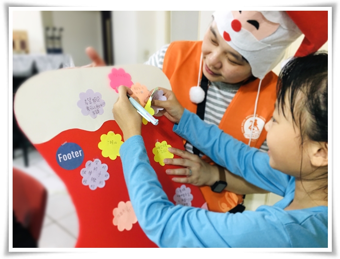 在Footer与社工们的协助下，孩子们开心地写下圣诞愿望。