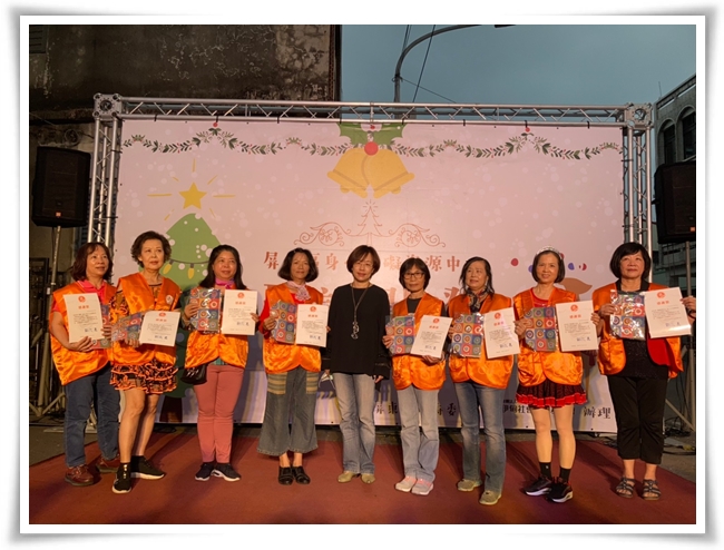 屏东县社会处处长刘美淑12日圣诞点灯活动颁奖给志工