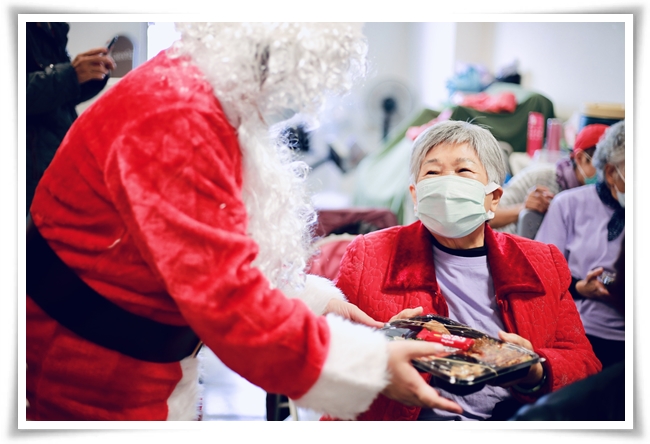 热浪岛南洋蔬食茶堂伙伴扮起圣诞老人，送餐给长辈