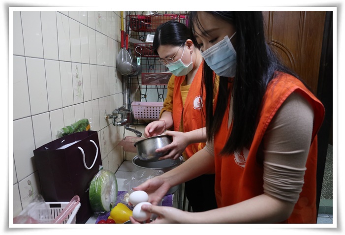 台北居家式长照机构举办到宅围炉活动，为独居长辈准备美味佳肴，陪伴他们一起开心围炉