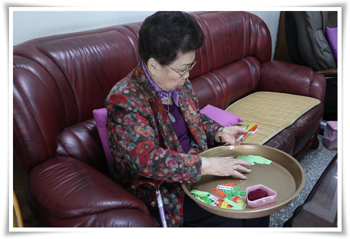 独居的91岁简阿嬷靠着收音机和四色牌打发孤寂的日子