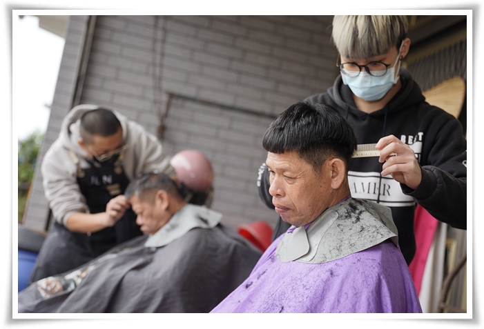 伊甸特地安排义剪志工来围炉现场，为多重障碍的黄氏兄弟修剪头发、打理面容。