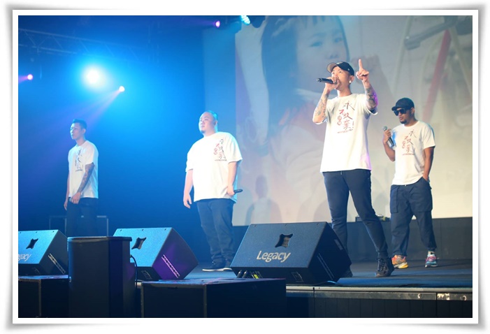 张震岳与顽童MJ116在记者会上演唱公益单曲《慢飞》