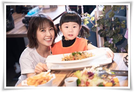 4岁的慢飞天使慈慈今(30)日出席活动记者会，成功挑战外场送餐任务，展现早疗成果