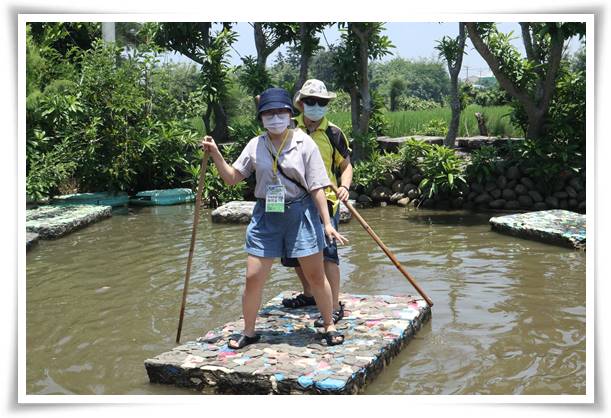 视障朋友吉能与女儿一同体验田园农趣，同心协力划船