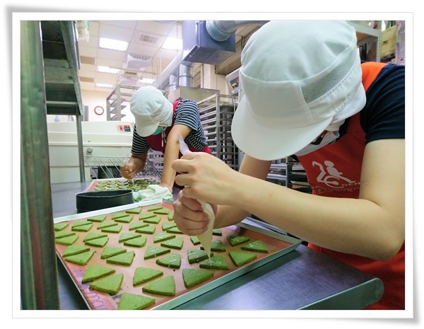伊甸研发的抹茶粽子造型饼干，以严选的抹茶原料制成三角造型加上手工绘制的糖霜图案，希望带给大家祝福与盼望