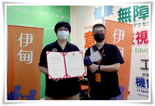 由伊甸执行长钟彦彬(左)及副执行长曹俭代表，与中国科技大学进行产学合作签署仪式。