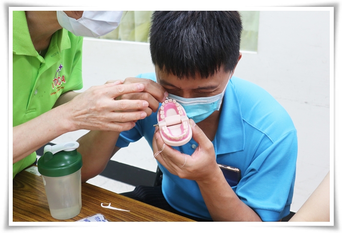 参与课程的视障爸爸黄昶豪，认真学习牙缝清洁的操作，希望能改善自己的牙口状况，也能帮助孩子把关牙齿健康。