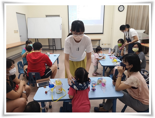 杨立韵老师(中)分享她第一个手作教具重力毯，让孩子和家长彼此体验