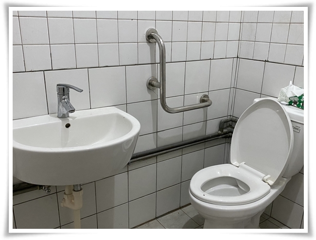为阿民家中浴厕加装扶手，使其生活使用更加安全