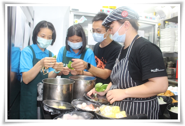 伊甸身障青年小珍(左2)，于异人馆餐饮服务课程，学习挑选新鲜蔬菜