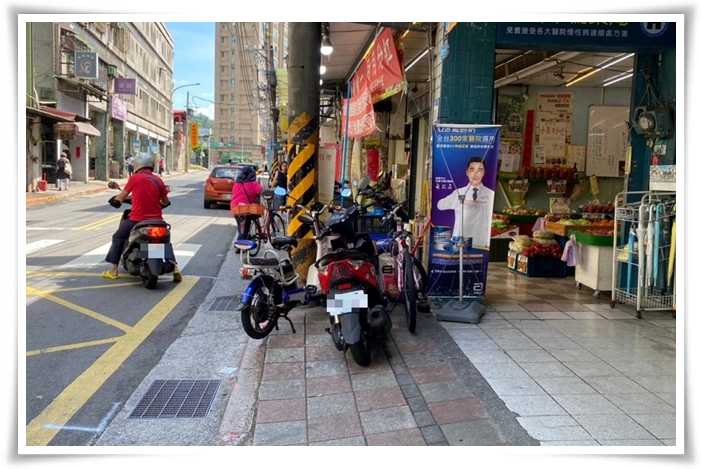 台湾骑楼通道狭窄又常有机车违停，让轮椅族难以通行，只能开上马路与车争道。