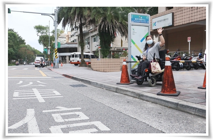 公共汽车亭与地面有高地差，轮椅族代表涂丽茹呼吁民众不要违规占用，让公共汽车能靠近停靠，方便轮椅族上下车。