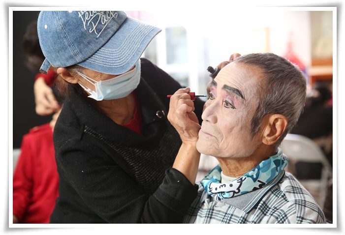 为让长辈顺利粉墨登场，还请来专业化妆老师协助为长辈画上歌仔戏妆容。