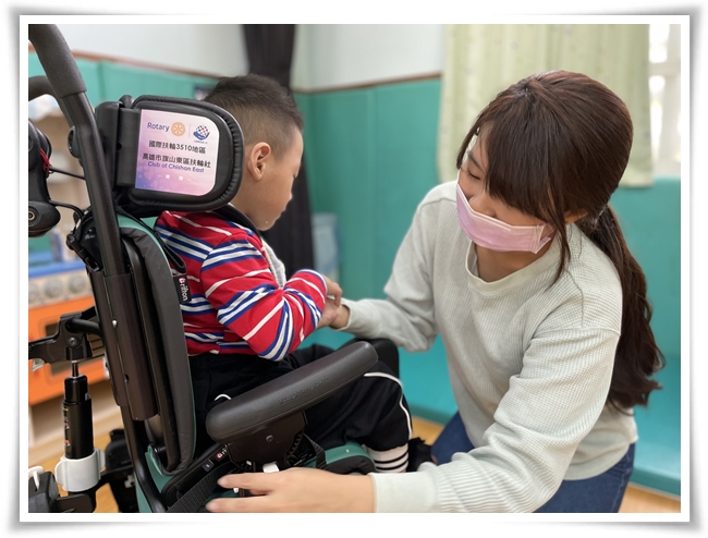 新型的学习椅具有更充足的摆位系统，能降低孩童关节变形风险