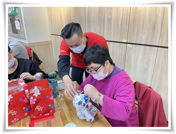 远东百货板桥中山店企业志工与学员们一起彩绘圣诞熊，体验手作的乐趣
