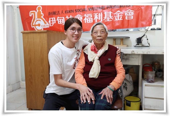 虽然训练行程密集，但黄筱雯特地抽空前往云林北港跟97岁的郑阿嬷一起围炉