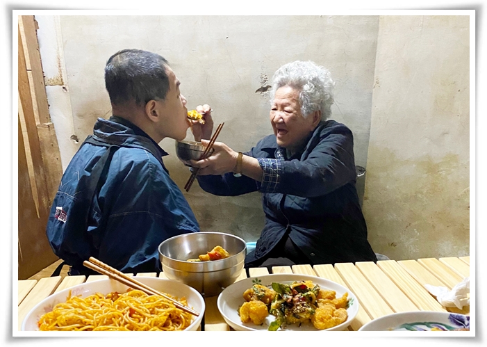 尹妈妈独自照顾身障儿多年，感谢伊甸帮助与陪伴，让她能与孩子开心围炉，吃到热腾腾的丰盛佳肴。