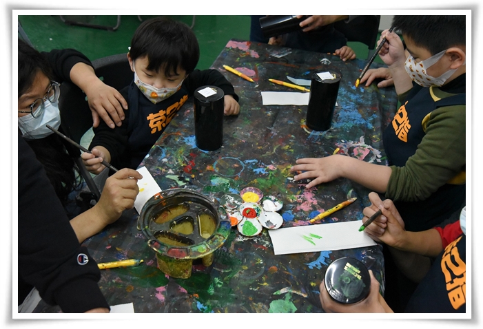孩子们开心彩绘，制作自己专属的茶罐