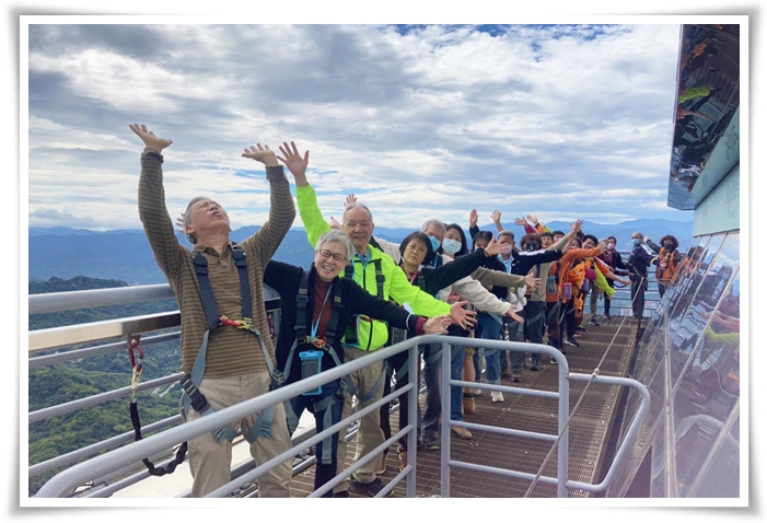 伊甸带19位视障朋友与家人们登上台北101最高天空步道，开心体验高空的云端漫步之旅。