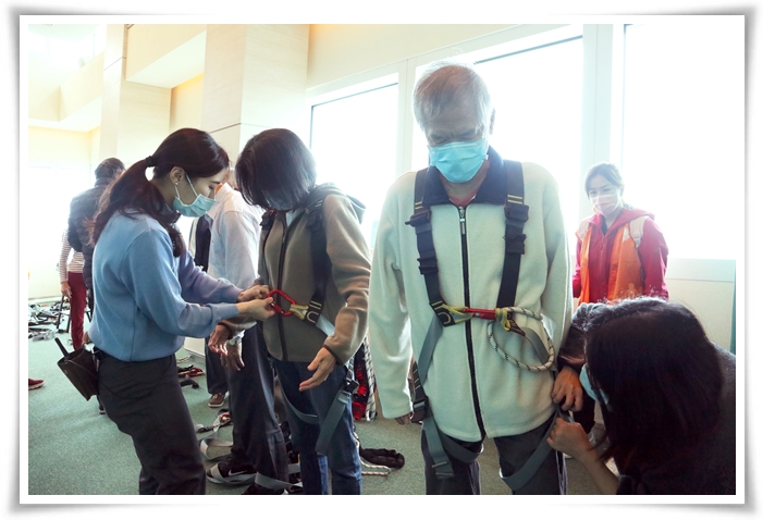 台北101不仅提供专业导览服务，也有专人细心协助视障朋友们穿戴安全装备。