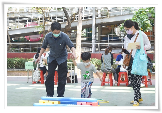 伊甸基金会在凤山青年公园办儿童成长展筛检活动吸引取多家长携孩子一起参加