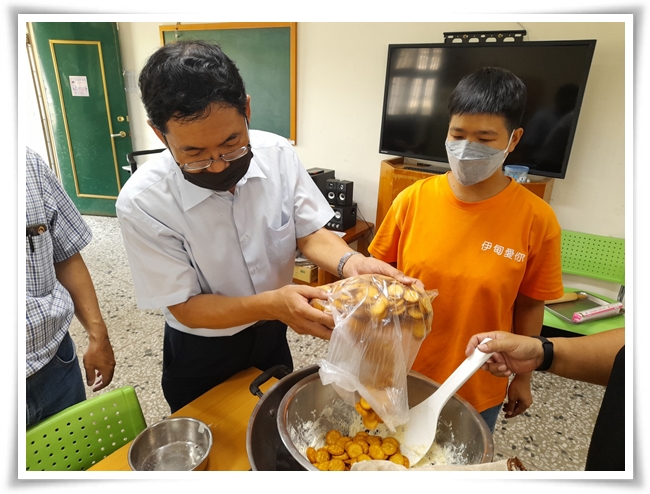 华东科技经理王文宗(左1)和身障者一起制作雪Q饼