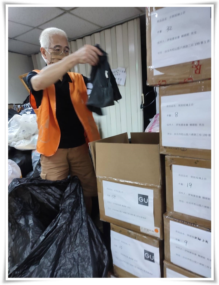 旧衣回收志工将GU捐赠的二手衣物仔细分类，方便后续做寄送。