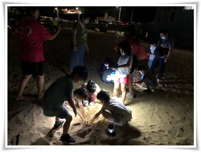宿营晚上特地带孩子们到海岸的沙滩玩沙、寻找宝物。