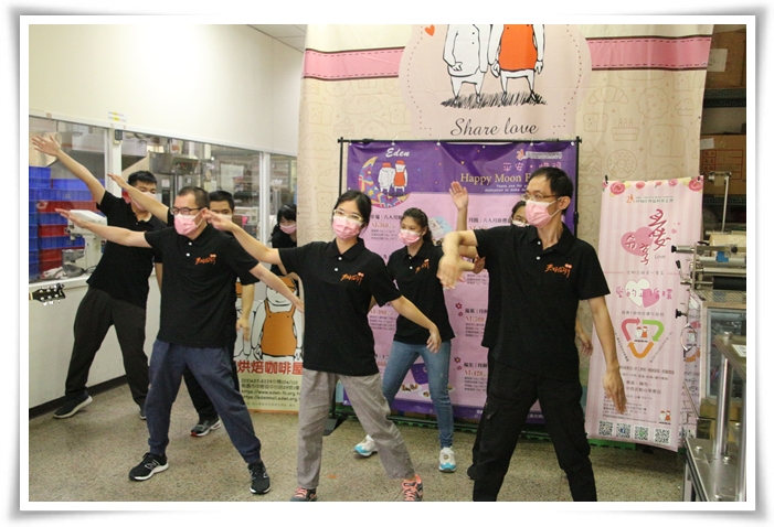 身障员工借由舞蹈表演，让记者会充满许多青春活力。
