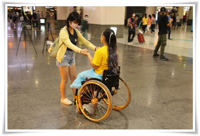 透过轮椅舞蹈体验活动，让民众更认识身障朋友，同时也能体会到外出的不便。