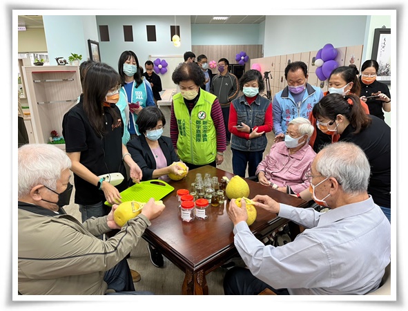 卫生局局长陈润秋至伊甸参与开幕并陪伴长辈们一起参与制作柚子清洁剂，体验DIY的乐趣