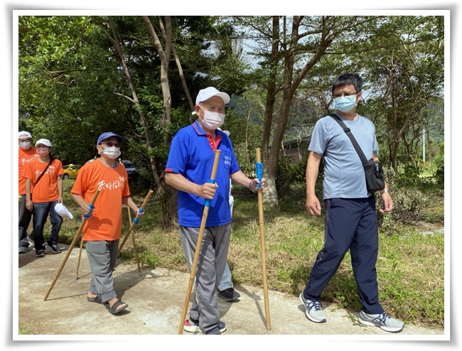 东河日照的86岁水池阿公今也手持健走杖，一同参与活动