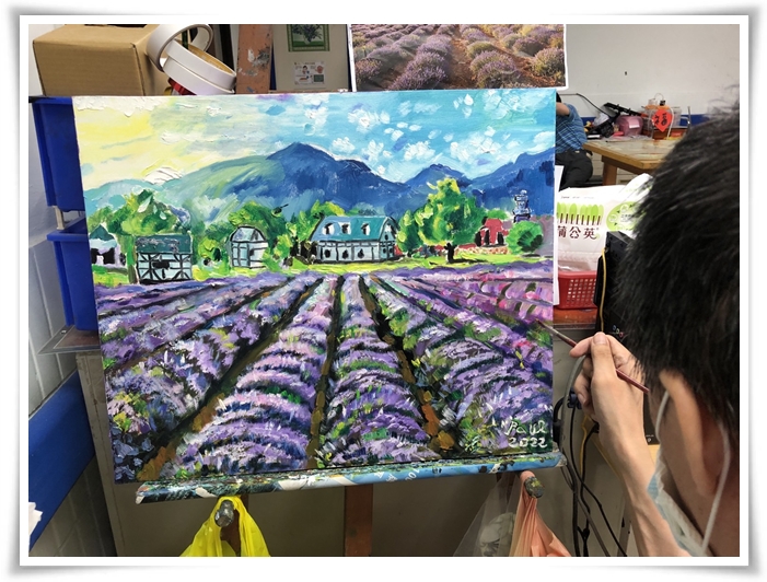此次的“薰衣草农场”是由伊甸万芳启能中心美术班成员志忠所绘画的。