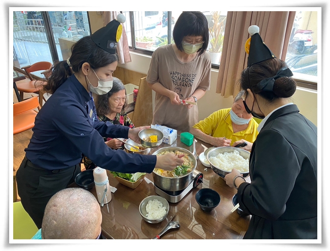 筑间餐饮集团志工伙伴陪伴长辈煮火锅、吃火锅