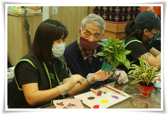 企业志工至伊甸莺歌大湖托老中心为长辈打造快乐花园，并与长辈一起彩绘花盆。