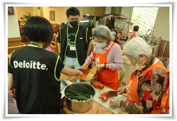 志工们与伊甸莺歌大湖托老中心的长辈们一起料理美食。