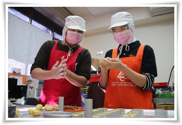 庇护员工小郁(右)在技术辅导员的指导下，制作严选宜兰在地小农食材的招牌新品“金枣酥”。