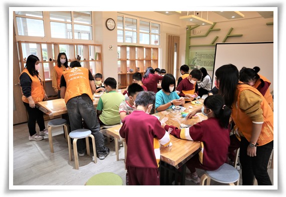 彭福小作所的身障学员担任小老师，协助彭福国小的特教生体验手作姜饼屋，希望透过活动的参与，增进其社交能力与社会参与的机会。