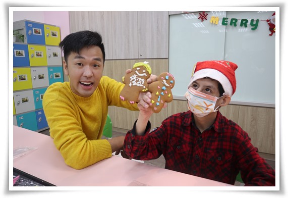 26岁的均均在伊甸沙仑日照已6年，今年中心为他实现愿望，跟最喜欢的偶像香蕉一起手作姜饼人，一起过圣诞节。