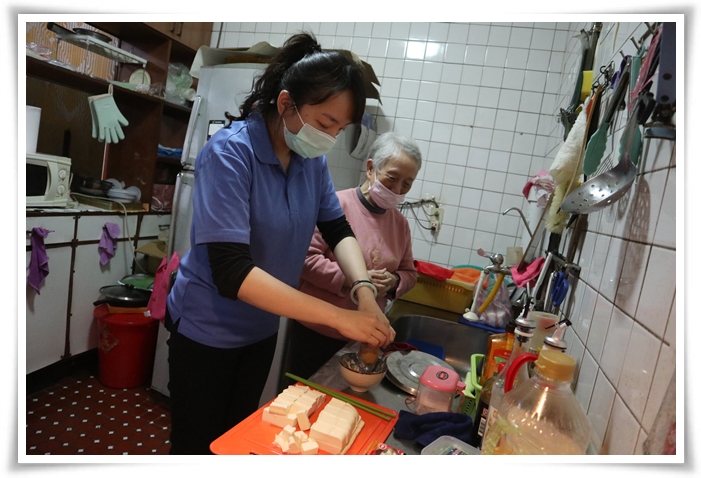 伊甸爱围炉活动中，也让李敏姑来到厨房协助备餐。
