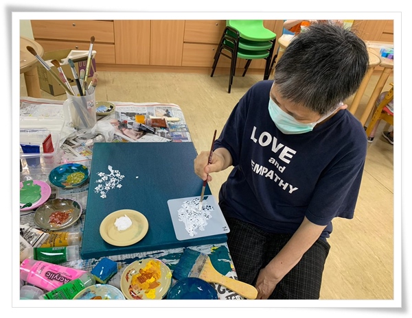 多重障碍的贞贞使用伊甸提供的填色绘画模板作为辅具帮助创作，  完成她人生第一幅完整的画作─《盛开的杏花》。
