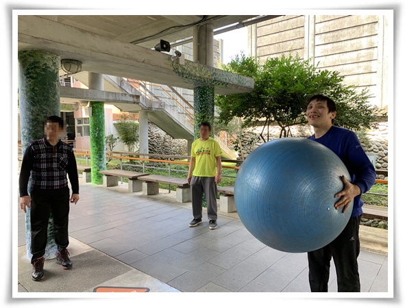 伊甸宜兰教养院规划各式运动课程，让住民活络筋骨，延续身体机能，其中大龙球是阿宝最喜欢的活动之一。