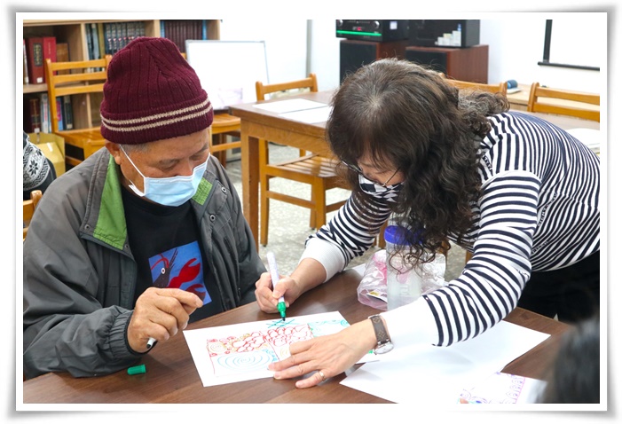 投入伊甸志工服务多年的李燕淑担任课程老师，透过禅绕画让家长获得舒压及短暂的喘息。