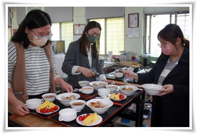 _传承两代的肉圆店负责人杨怡筑(右)准备长辈高龄友善的美食