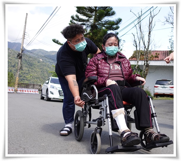 雅雯在伊甸社工协助下坐上清洁干净的轮椅，至户外享受温暖阳光。