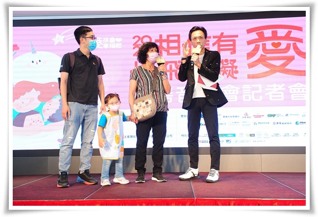 慢飞天使小妤的阿嬷陈秀湄(右二)记者会中分享孩子的进步